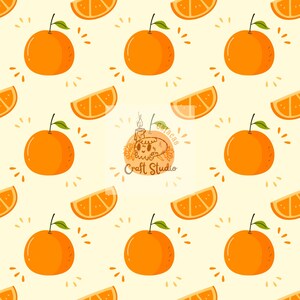 Könnte beinhalten: Ein sich wiederholendes Muster aus Cartoon-Orangen und Orangenscheiben auf hellgelbem Hintergrund. Jede ganze Orange hat ein grünes Blatt. Das Design enthält den Text "Craft Studio".