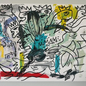 Może przedstawiać: Abstrakcyjne malarstwo na pł&oacute;tnie przedstawiające chaotyczną kompozycję stylizowanych postaci z koronami. Dzieło wykorzystuje czarne kontury, z plamami turkusu, ż&oacute;łtego, czerwonego i szarego na białym tle. Styl przypomina sztukę graffiti.