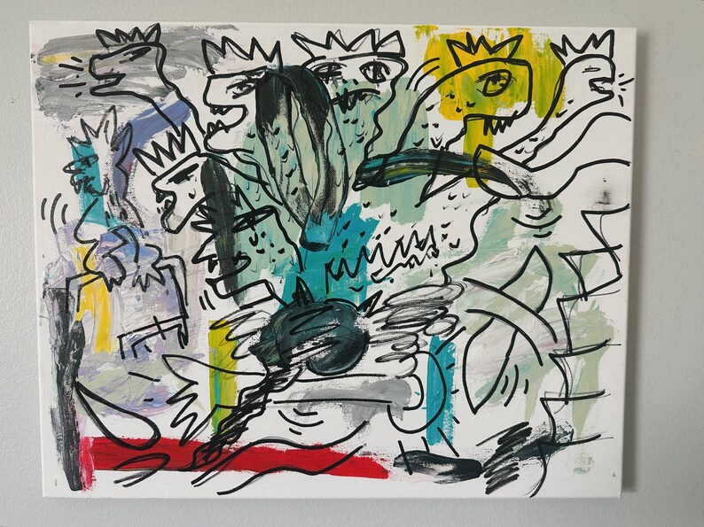 Może przedstawiać: Abstrakcyjne malarstwo na pł&oacute;tnie przedstawiające chaotyczną kompozycję stylizowanych postaci z koronami. Dzieło wykorzystuje czarne kontury, z plamami turkusu, ż&oacute;łtego, czerwonego i szarego na białym tle. Styl przypomina sztukę graffiti.