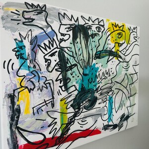 Może przedstawiać: Abstrakcyjne pł&oacute;tno artystyczne z dynamiczną kompozycją postaci i kształt&oacute;w. Dzieło wykorzystuje odważne czarne kontury z akcentami ż&oacute;łtego, czerwonego, niebieskiego i turkusowego na białym tle. Postacie są ukoronowane i ekspresyjne.