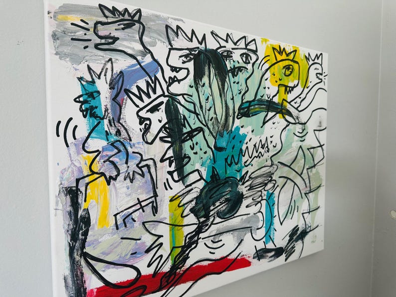 Może przedstawiać: Abstrakcyjne pł&oacute;tno artystyczne z dynamiczną kompozycją postaci i kształt&oacute;w. Dzieło wykorzystuje odważne czarne kontury z akcentami ż&oacute;łtego, czerwonego, niebieskiego i turkusowego na białym tle. Postacie są ukoronowane i ekspresyjne.