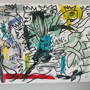 Może przedstawiać: Abstrakcyjny obraz na pł&oacute;tnie przedstawiający wiele postaci z koronami, obrysowanych na czarno na białym tle. Dzieło zawiera odważne pociągnięcia pędzla w kolorze ż&oacute;łtym, turkusowym, czerwonym i szarym.