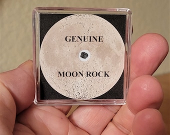MOON ROCK DISPLAY - Edizione base - Meteorite lunare + Supporto + Certificato -'La luna piena' - Più un romanzo elettronico di fantascienza gratuito