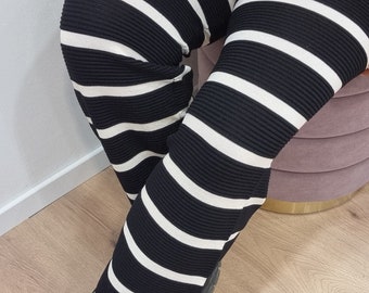 Damenhose aus Feinstrick mit ausgestelltem Bein, gerippt, Gummizug,
