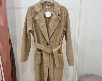 Long boucle coat with pockets, button and tie belt. Different colors