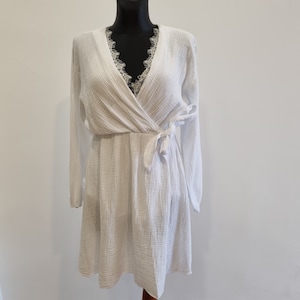 Musselin Kleid Wickeloptik, seitliche Schleife und tiefer V Ausschnitt, Spitzentop seperat zu erwerben Biały
