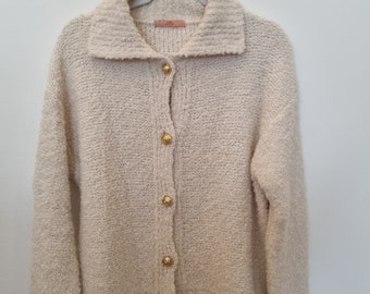 Boucle Strickjacke mit goldenen Knöpfen und Kragen, versch. Farben, KEIN KRATZEN