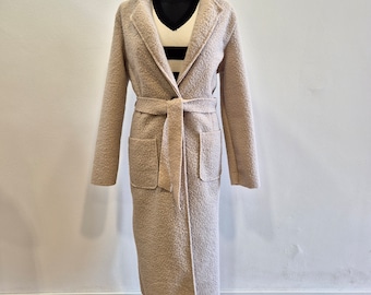 Long boucle coat with pockets, button and tie belt. Different colors