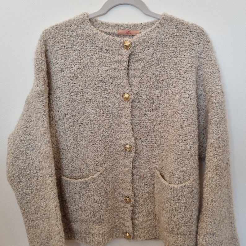 Boucle Strickjacke mit goldenen Knöpfen, versch. Farben, KEIN KRATZEN Bild 1