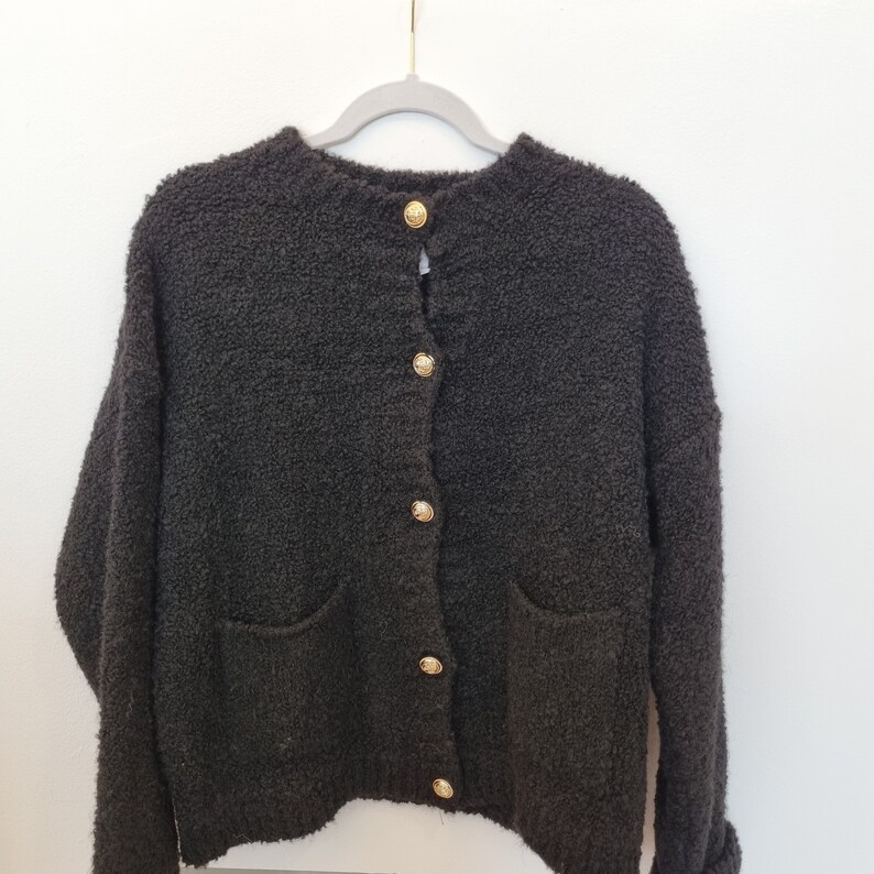 Boucle Strickjacke mit goldenen Knöpfen, versch. Farben, KEIN KRATZEN Bild 6