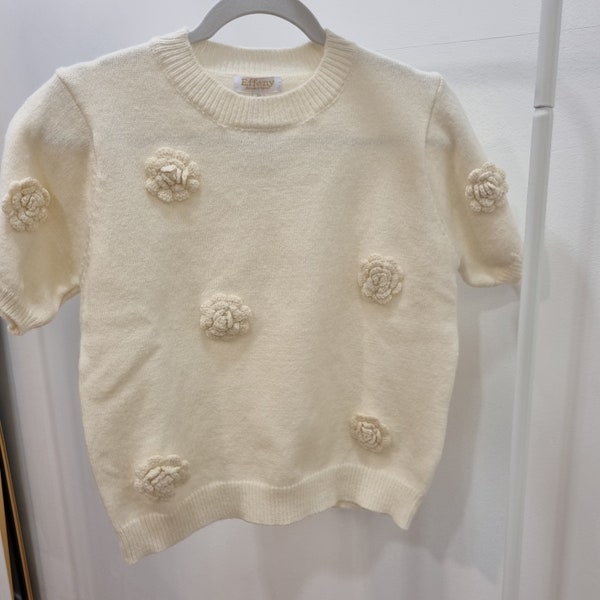 Shirt aus Feinstrick mit aufgesetzten Häkelblumen, Kurzarm Strickpullover