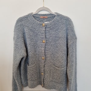 Boucle Strickjacke mit goldenen Knöpfen, versch. Farben, KEIN KRATZEN Jeans