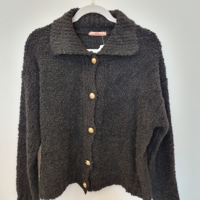 Boucle Strickjacke mit goldenen Knöpfen, versch. Farben, KEIN KRATZEN Schwarz mit Kragen