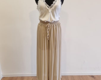 Women's summer pleated wide leg trousers with elastic waistband. Not see-through