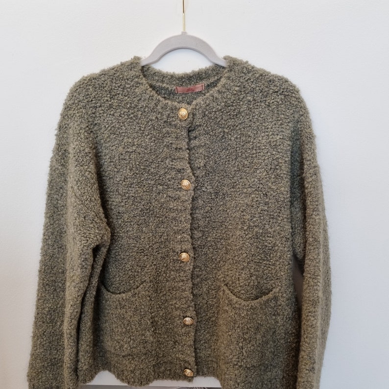 Boucle Strickjacke mit goldenen Knöpfen, versch. Farben, KEIN KRATZEN Bild 5