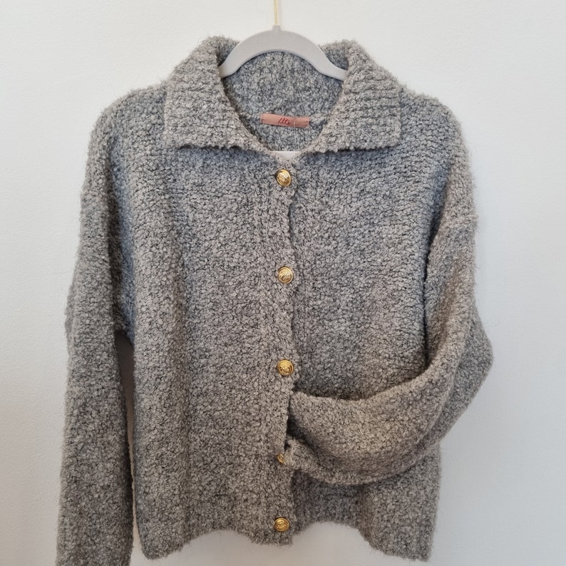 Boucle Strickjacke mit goldenen Knöpfen, versch. Farben, KEIN KRATZEN Grau