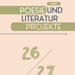 Könnte beinhalten: Ein hellpfirsichfarbenes Journal-Cover mit dem Text "Autoren Journal", "MEINE POESIE UND LITERATUR PROJEKTE" und den Zahlen "26/27" in Dunkelblau und Olivgrün. Das Design enthält horizontale Balken und dünne Linien.
