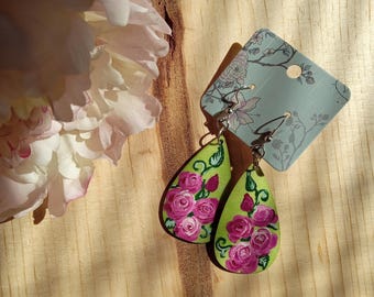 Dark pink roses, bright green stained background