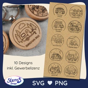 Peut inclure: Porte-clés et autocollants en bois avec des motifs de camping-cars. Les porte-clés sont ronds avec une illustration de camping-car et le texte "EINFACH MAL RAUS". Les autocollants présentent diverses illustrations de camping-cars avec du texte allemand.