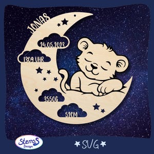 Puede incluir: Decoración de guardería de madera con un cachorro de león durmiendo en una luna creciente. La luna muestra el nombre "JONAS", la fecha, la hora, el peso (3550g) y la longitud (52cm). Incluye estrellas y el texto "SVG".