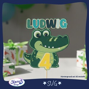 以下が含まれることがあります： 緑と黄色のワニのケーキトッパー。名前「LUDWIG」はターコイズ色の文字で、数字「4」は黄色です。デザインは木の棒にあり、誕生日のパーティーに最適です。