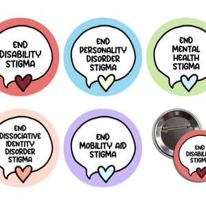 以下が含まれることがあります： 「End Disability Stigma」、「End Personality Disorder Stigma」、「End Mental Health Stigma」、「End Dissociative Identity Disorder Stigma」、「End Mobility Aid Stigma」というテキストとハートが描かれた吹き出し付きの円形ピンバッジ6個セット。