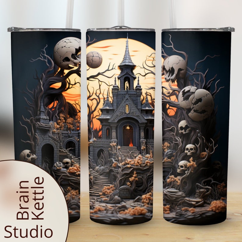 K&ouml;nnte beinhalten: Ein schwarzer und grauer Becher mit einem gruseligen Halloween-Design. Das Design zeigt ein Spukhaus mit Vollmond, skelettartigen B&auml;umen und Sch&auml;deln.