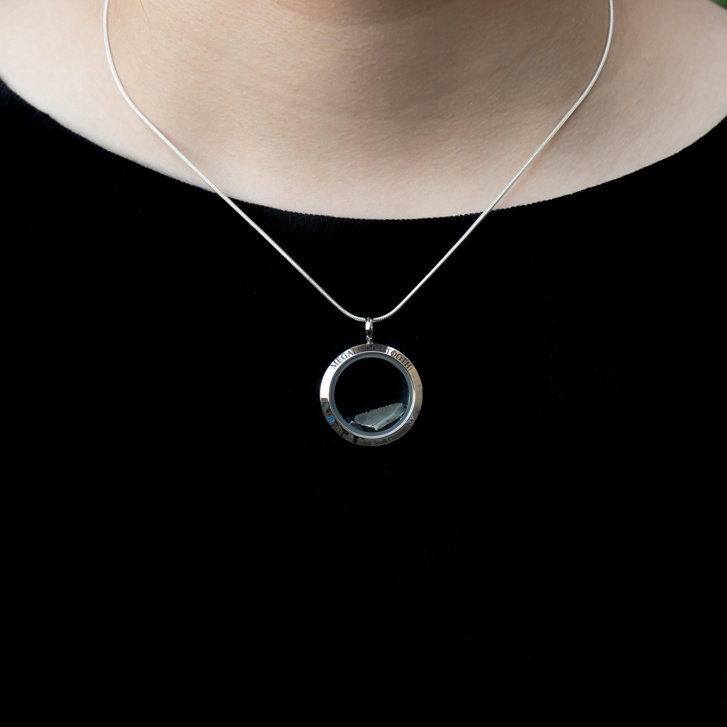 メガロドンサメの歯の化石ネックレス、シェイカーペンダントスタイル