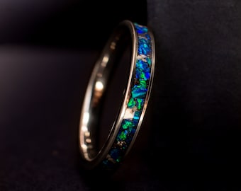 Anel de carboneto de tungstênio feito à mão: dente de alossauro, meteorito e incrustação de opala