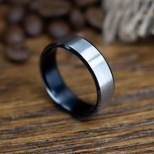 Schwarzer Zirkon Herren Trauring: Handgemacht und gebürstet