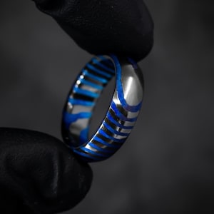 Handgemachter Zirkonium Timaskus Ring: Blau Damaszener Titan Ehering