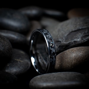 Anillo de obsidiana, meteorito y hematita hecho a mano con polvo de roca lunar, banda para dama de 3,2 mm de ancho que brilla en la oscuridad