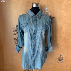 Seltene Vintage 2000er Jahre Y2K NWT Denim Blue Faded Long Sleeve Button Up Shirt Noyde Kragen Verzierungen Baumwolle Small