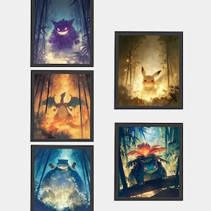 Puede incluir: Conjunto de cinco impresiones artísticas enmarcadas con personajes populares de Pokémon en un entorno forestal. Cada impresión muestra un personaje diferente, incluyendo Gengar, Pikachu, Charizard, Blastoise y Venusaur, con colores vibrantes e ilustraciones detalladas.