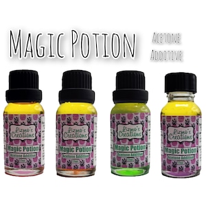 Puede incluir: Cuatro pequeños frascos de vidrio con tapas negras y etiquetas que dicen "Lizmo's Creations Magic Potion Acetone Additive 17ml". Los frascos están llenos de un líquido amarillo y tienen diferentes líquidos de colores en su interior. Los frascos están dispuestos en una fila sobre un fondo blanco.