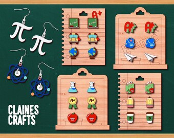 Op de afbeelding: Een set houten oorbellen displays met verschillende schoolthema-ontwerpen. De displays zijn gemaakt van lichtbruin hout en hebben een witte achtergrond. De oorbellen zijn gemaakt van kleurrijk acryl en hebben ontwerpen zoals een wereldbol, een schoolbus, een boek, een potlood, een koffiebeker en een sapdoos. De displays zijn gelabeld met de tekst "Claimes Crafts".