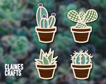 Puede incluir: Cuatro recortes de madera de diferentes cactus y suculentas en macetas. Las macetas son marrones con una textura de veta de madera. Los cactus y las suculentas son verdes y tienen un contorno blanco. El fondo está desenfocado y es verde.