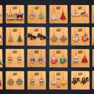 Peut inclure: Un ensemble de 24 paires de boucles d'oreilles de No&euml;l en bois. Les boucles d'oreilles pr&eacute;sentent divers th&egrave;mes de No&euml;l, notamment des sapins de No&euml;l, des d&eacute;corations, le P&egrave;re No&euml;l, des rennes, des flocons de neige, et plus encore. Les boucles d'oreilles sont toutes en bois et ont une finition naturelle.