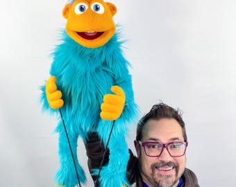 Professionele handpop - op harige buitenaardse monstermuppet geïnspireerde marionet - geeloranje en blauw met poten, inclusief permanente armstaven