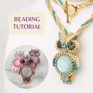 Pode incluir: Um colar com pingente de coruja de contas douradas e azul-turquesa, com uma grande pedra oval turquesa. O colar tem um fecho de alternância dourado. A imagem também mostra um grupo de broches de coruja em cores pastel. O texto na imagem diz "Beading Tutorial".