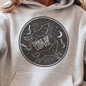 Omnis Vir Lupus Hoodie: Red Rising Bookish Gift