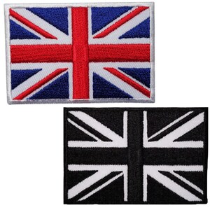 Può includere: Due toppe ricamate con la bandiera dell'Union Jack. La prima toppa è la Union Jack tradizionale rosso, bianco e blu. La seconda toppa è una versione in bianco e nero della Union Jack.