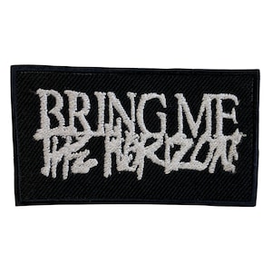 Può includere: Toppa ricamata nera con scritta bianca "Bring Me The Horizon".