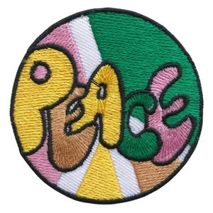 Può includere: Una toppa rotonda ricamata con la parola "Peace" in un font retrò psichedelico. Le lettere sono gialle, marroni, rosa e verdi, e lo sfondo è un vortice colorato di giallo, bianco, rosa e verde.