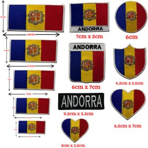 Peut inclure: Divers écussons du drapeau andorran de différentes formes et tailles. Les écussons présentent les couleurs bleu, jaune et rouge du drapeau, avec les armoiries au centre. Les tailles varient de 3cm x 3.5cm à 18cm x 11cm.