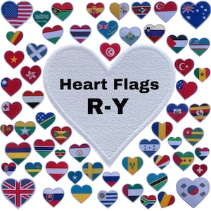 Puede incluir: Un parche blanco en forma de corazón con el texto "Heart Flags R-Y" rodeado de una variedad de banderas en forma de corazón de diferentes países.
