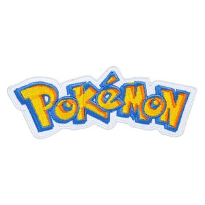 Könnte beinhalten: Ein weißer gestickter Aufnäher mit dem Wort "Pokémon" in gelben und blauen Buchstaben.