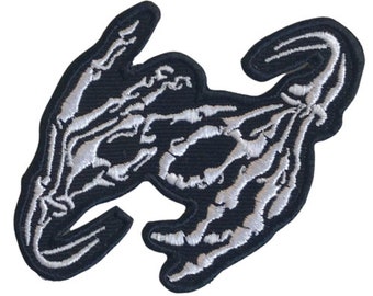 Parche bordado para coser con logo de la insignia de los dedos del esqueleto de la mano del cráneo
