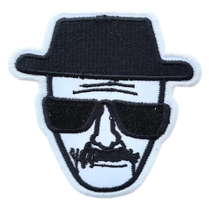 Pode incluir: Patch bordado com um rosto estilizado com chapéu preto, óculos de sol e bigode. O desenho é delineado em preto sobre um fundo branco. Para roupas ou acessórios.