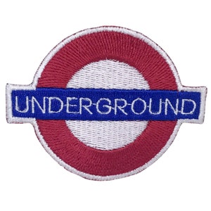 Puede incluir: Parche bordado rojo y blanco con la palabra "UNDERGROUND" en letras azules.